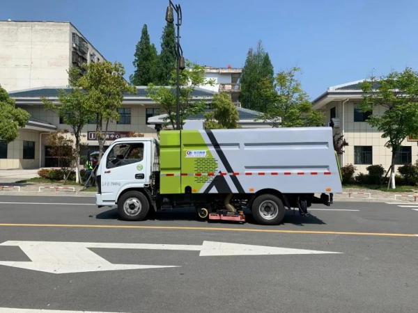 东风小多利卡吸尘车